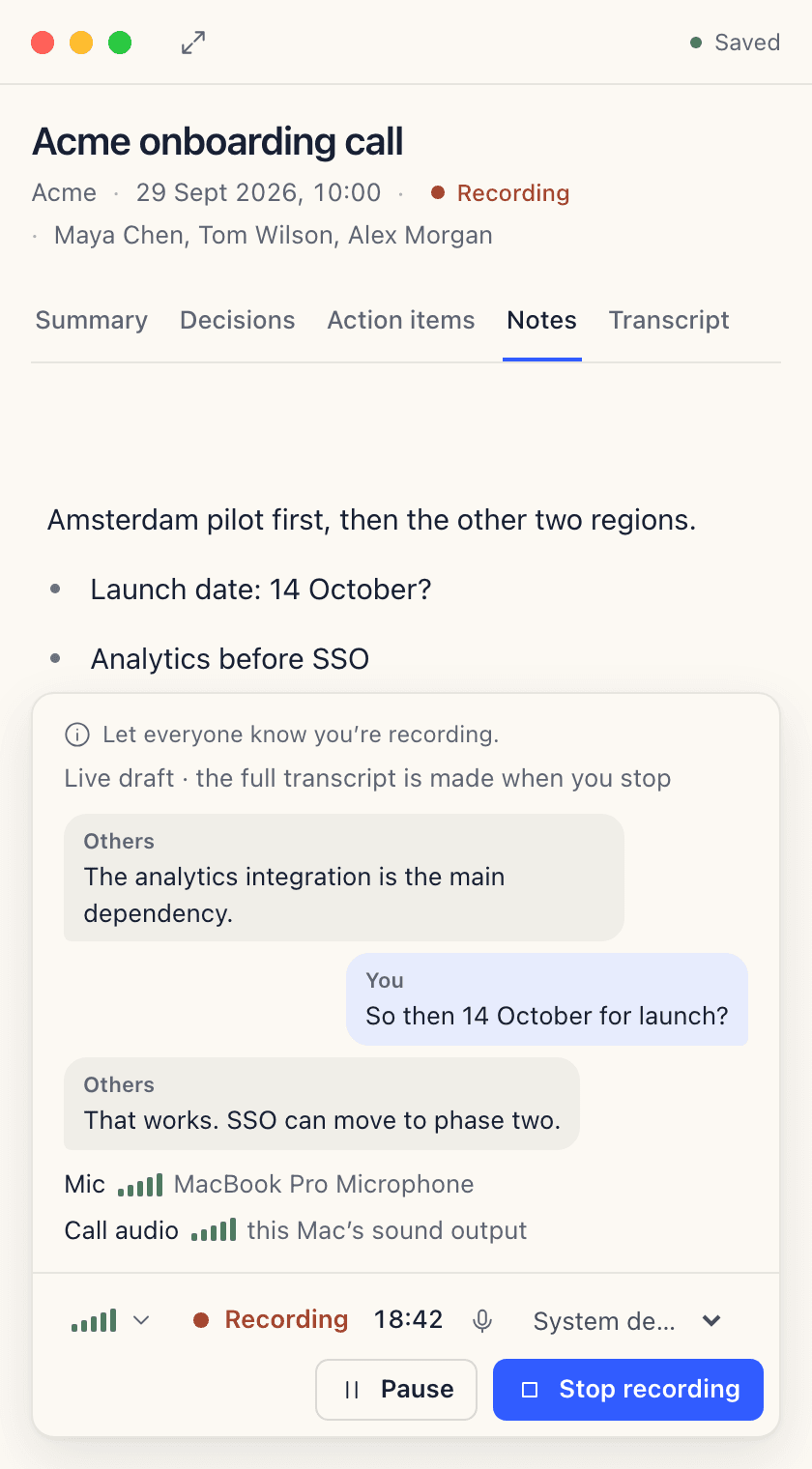 QuietNote (Engelstalige app) als smal venster naast het gesprek, tijdens de opname van „Acme onboarding call”: een herinnering om iedereen te laten weten dat je opneemt, het live concepttranscript, en knoppen om te pauzeren en te stoppen.